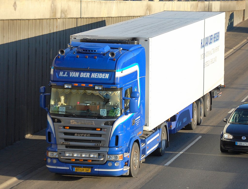 Niederl�ndischer Sattelzug, ein SCANIA R480 SUPER mit Thermoauflieger der Fa. H.J. VAN DER HEIDEN, 31.08.10 Berliner Stadtautobahn H�he Knobeldorffstr. 