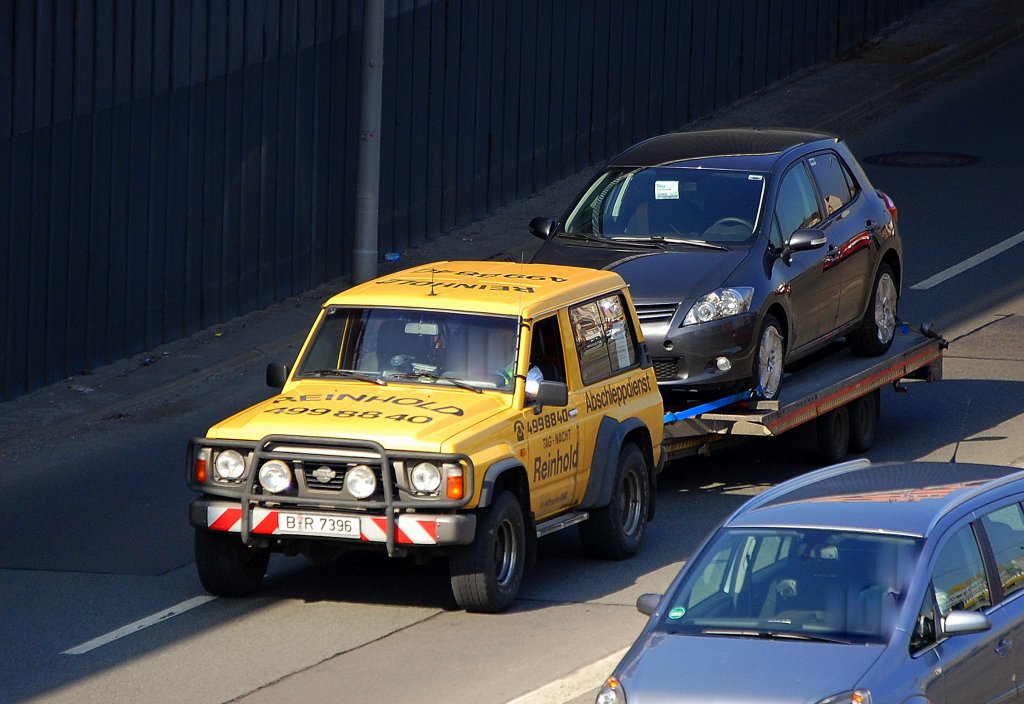NISSAN Gel�ndefahrzeug im Abschleppdienst der Fa. Reinhold aus Berlin, 25.03.10 Berliner Stadtautobahn H�he Kaiserdamm. 