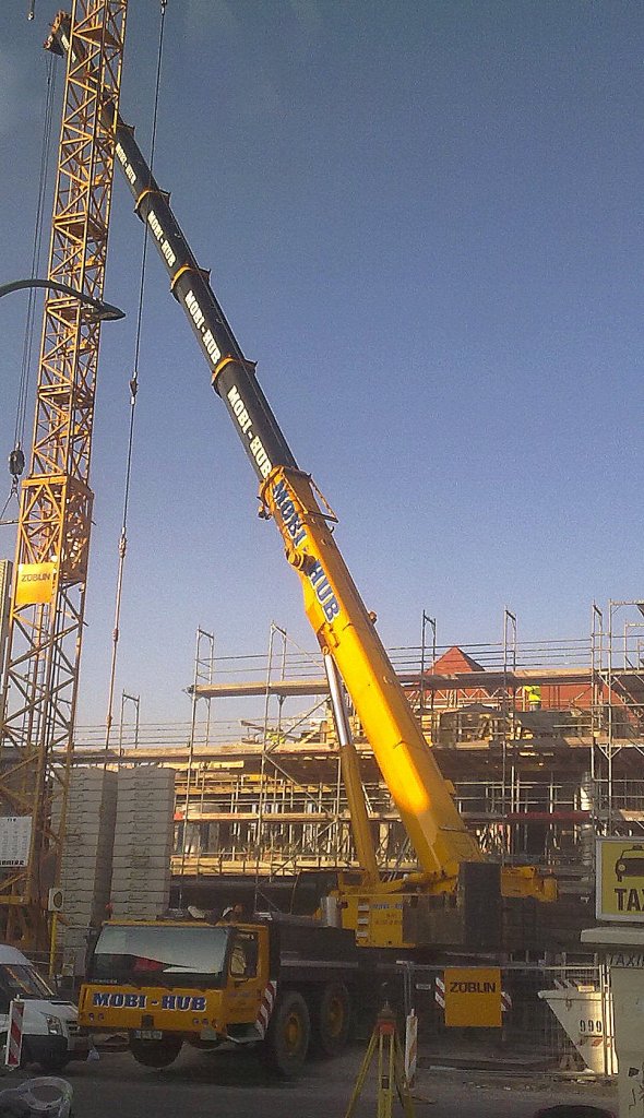 Noch ein Ganzbild des LIEBHERR LTM 1250-6.1 der Fa. MOBI-HUB am 31.01.12 Berlin-Pankow beim Einstezen von Betonfertigteilen in einem Rohbau.