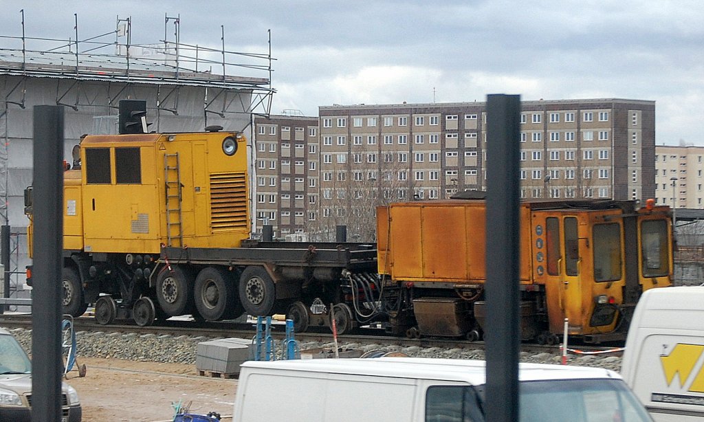 Noch ein weiterer Schnappschuss aus dem S-Bahn Fenster der mobilen Schleifmaschine als Zweiwegesystem (�hnlich RRGM 0-16) beim Gleisneubau am Bhf. Berlin-Ostkreuz, 15.02.12