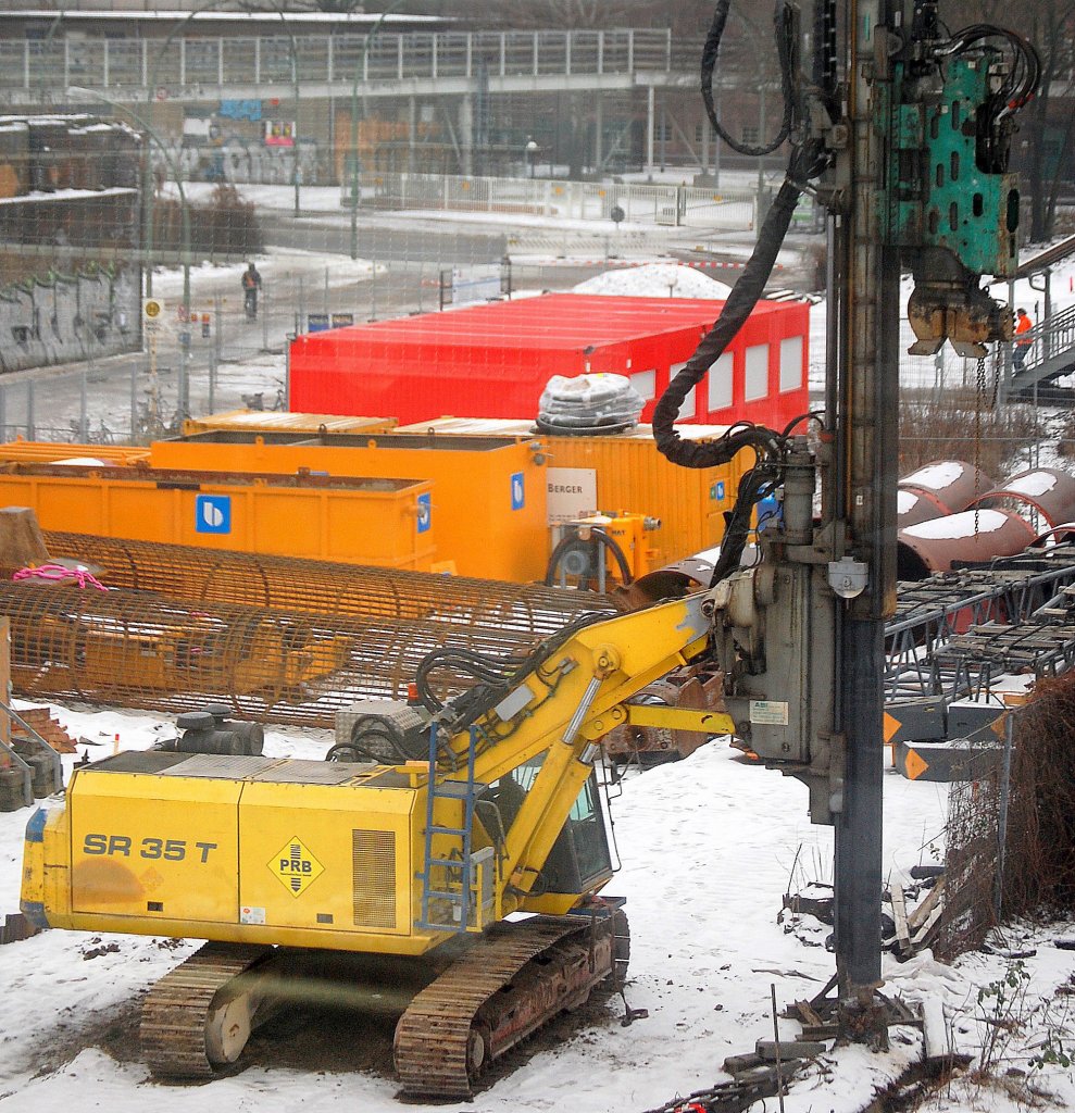 Noch ein wenig n�here Aufnahme des Tr�gersystems SR 35 T mit dem ABI TM 14/17 SL der Fa. PRB am 25.12.09 Gro�baustelle Berlin Ostkreuz.