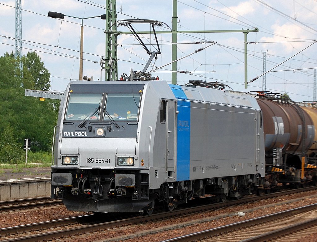 Noch ganz neu auf den Schienen, Railpool Leasinglok 185 684-87 (91 80 0185 684-8 D-Rpool, Bombardier, Bj.2010) vermietet an die RTB mit Ganzzug Kesselwagen mit hochgiftigem Inhalt lt. Gefahrstofftafeln (336/1184 - Ethylindichlorid) bei der Durchfahrt im Bhf. Flughafenm Berlin-Sch�nefeld, 08.05.10