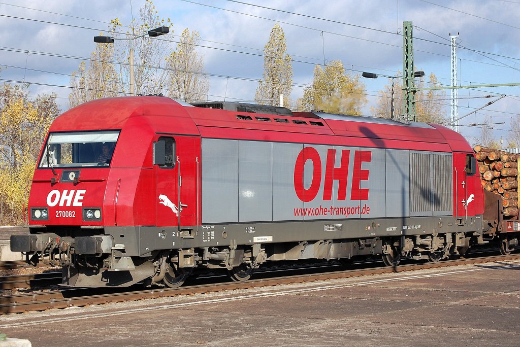 Noch mal als Nahansicht, die pausierende OHE 270082 (92 80 2223 103-3 D-OHE) mit Holztransportzug am 06.11.12 Bhf. Flughafen Berlin-Sch�nefeld.