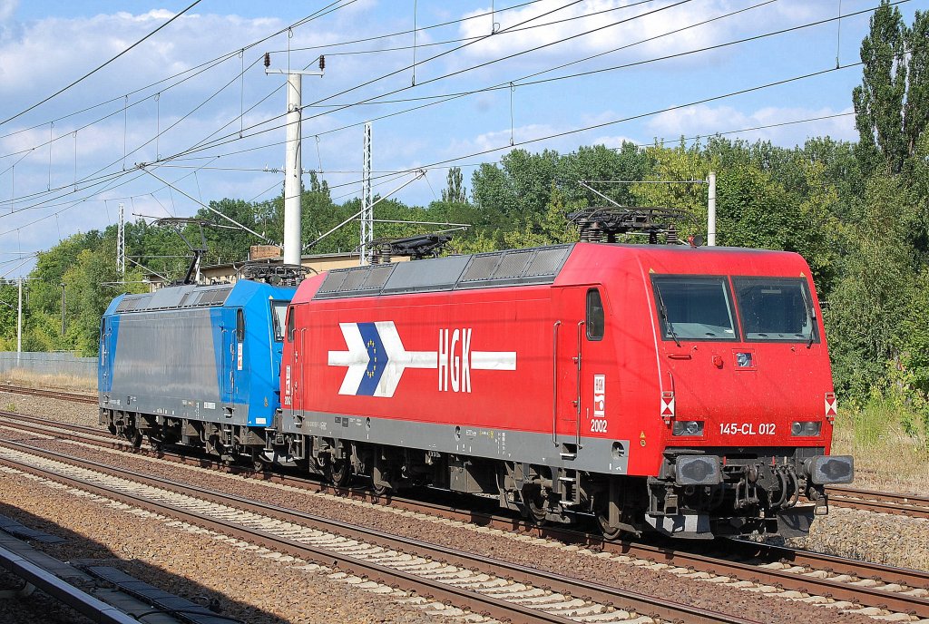 Noch mal von der anderen Seite der HGK Lokzug mit 185 521-2 vorne dran und hinten 2002/145-CL 012 am 18.07.13 Berlin-Blankenburg Richtung Bernau.