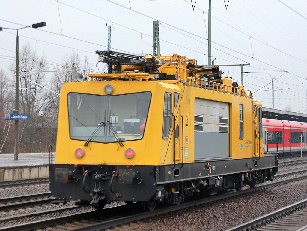 Noch mal von der anderen Seite, das Oberleitungs- und Montagefahrzeug der BR 706 der DB Bahnbau Gruppe am 16.03.11 im Bhf. Flughafen Berlin-Sch�nefeld.