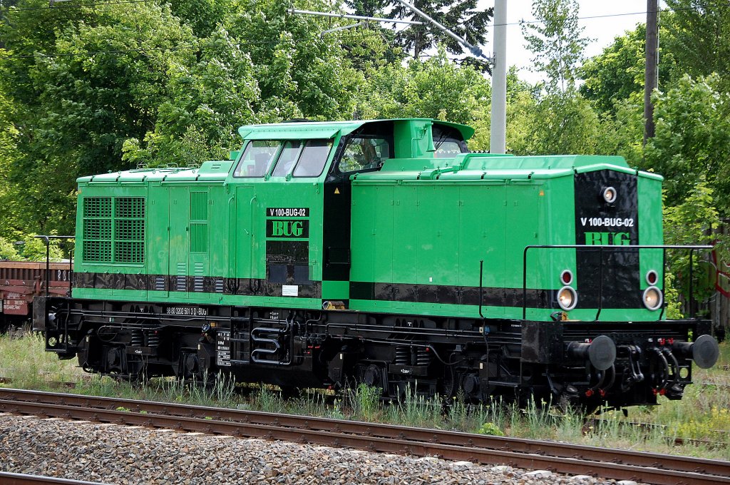 Noch mal von der anderen Seite die V 100-BUG-02 (98 80 3202 501-3 D-BUG) am 30.05.12 Berlin-Blankenburg.