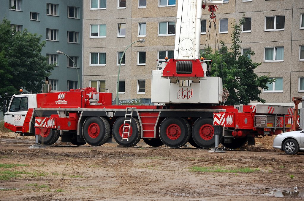Noch mal aufgebaut mit seinen St�tzen, der FAUN ATF 220G-5 der Fa. BMK LOGISTIK UND DIENSTLEISTUNGS GMBH am 28.06.12 Berlin-Pankow. 