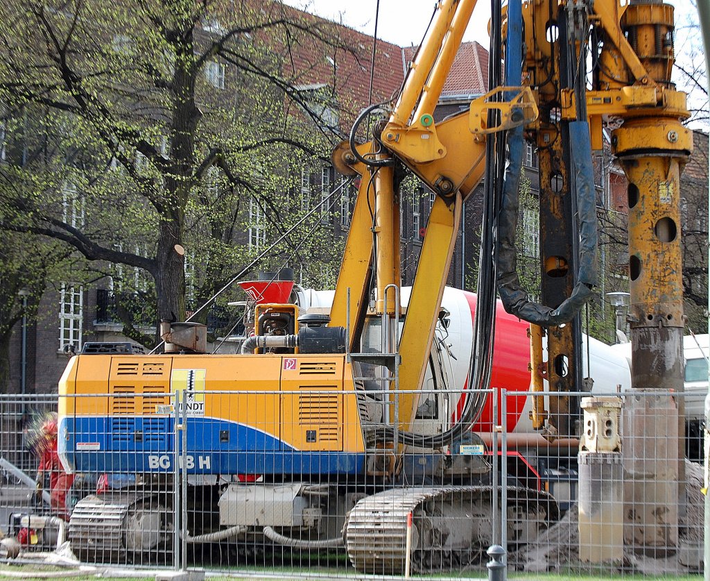 Noch mal aus anderer Perspektive, das Drehbohrsystem BAUER BG 18 H der Fa.WENDT  am 13.04.11 Berlin-Pankow. 