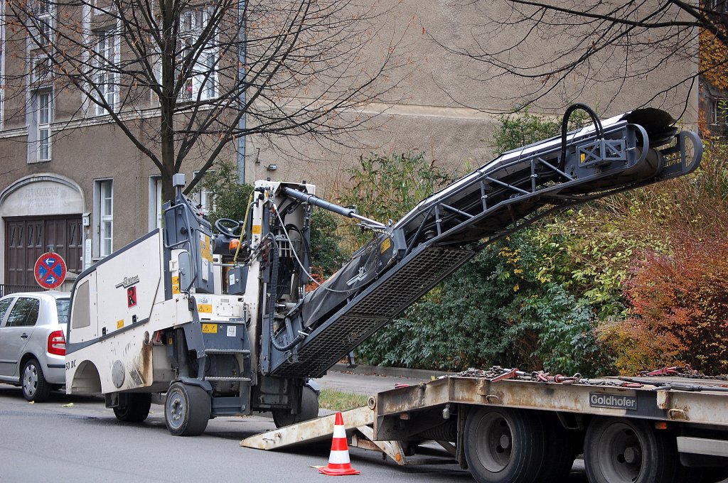 Noch mal aus anderer Perspektive die Kaltfr�se W 50 DC vom Hersteller Wirtgen der Fa. Rausch, 16.11.12 Berlin-Pankow.