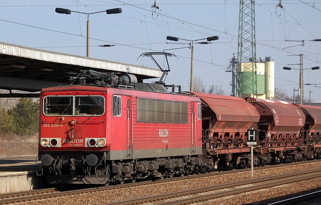 Noch mal aus der N�he 155 038-3 am 06.03.12 Bhf. Flughafen Berlin-Sch�nefeld.