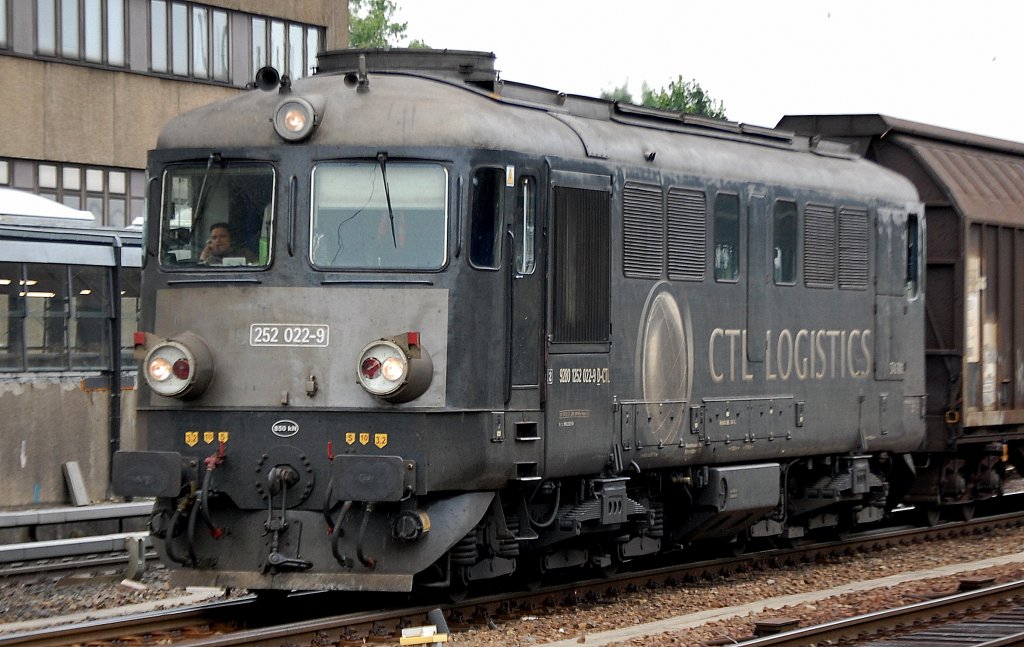 Noch mal aus der N�he 252 022-9 (92 80 1252 022-9 D-CTL) mit Ganzzug Schiebewandwagen am 27.06.12 Durchfahrt Bhf. Berlin-Lichtenberg.