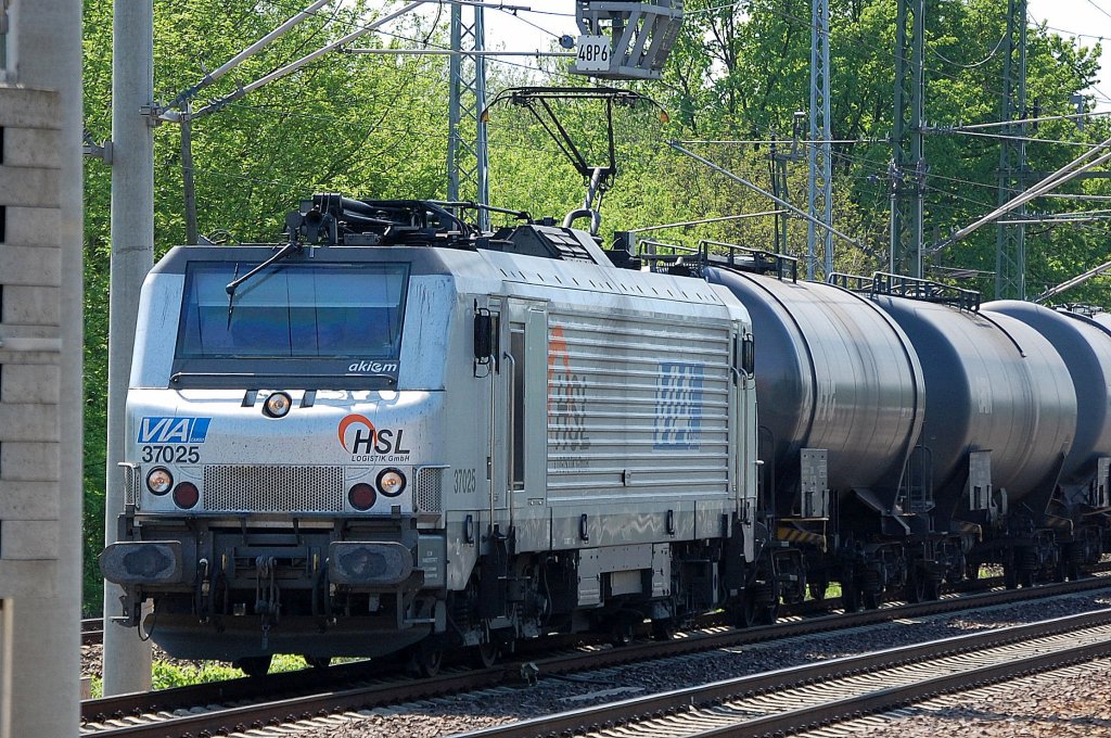 Noch mal aus der N�he die akiem Leasinglok 37025, die f�r HSL LOGISTIK seit 08/2011 im Einsatz ist, hier am 02.05.12 mit Kesselwagenzug, Berlin-Blankenburg.