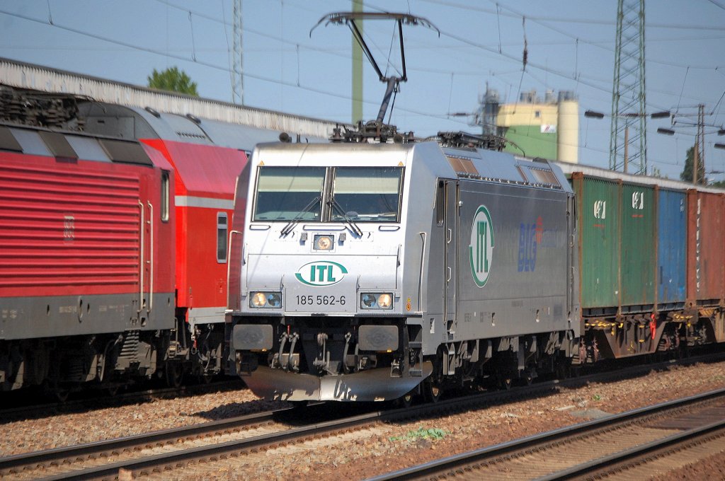Noch mal aus der N�he bei herrlichem Sonnenschein, ITL 185 562-6 (91 80 6185 562-6 D-ITL) mit Containerzug am 30.05.11 Bhf. Flughafen Berlin-Sch�nefeld.