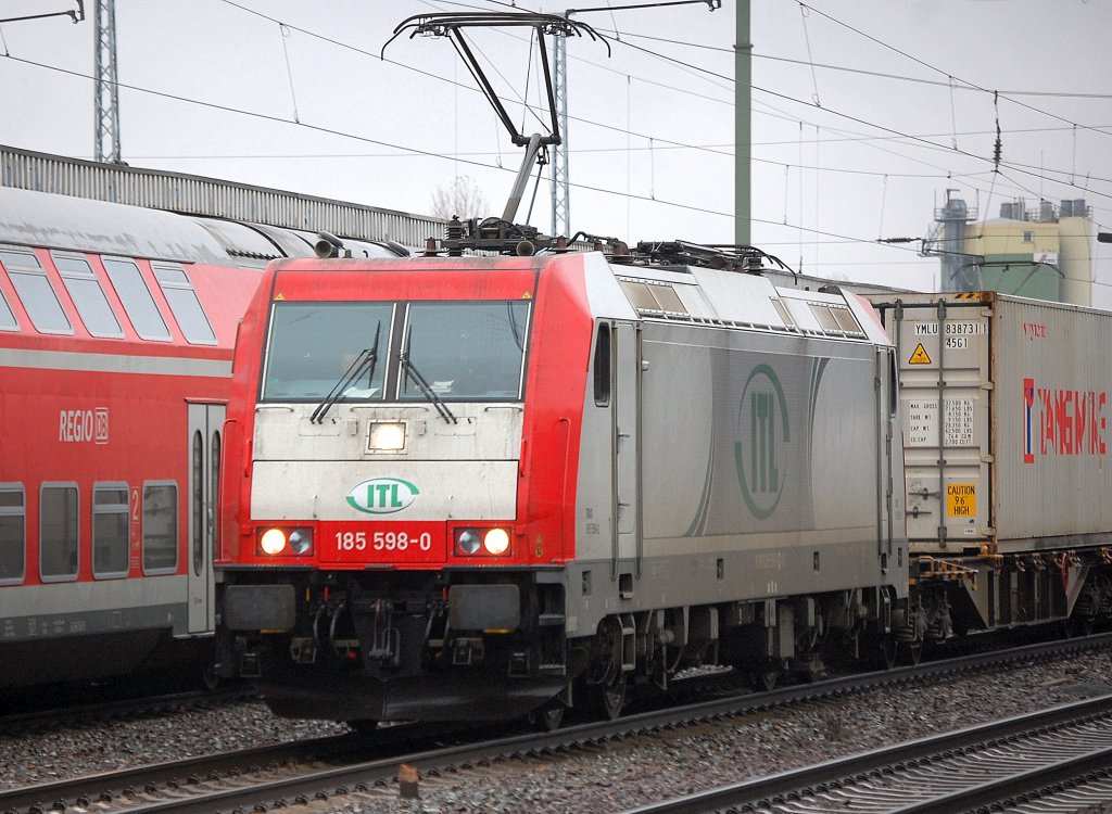Noch mal aus der N�he, ITL 185 598-0 (91 80 6185 598-0 D-VC) mit Containerzug, 08.11.10 Bhf. Berlin-Sch�nefeld Flughafen. 