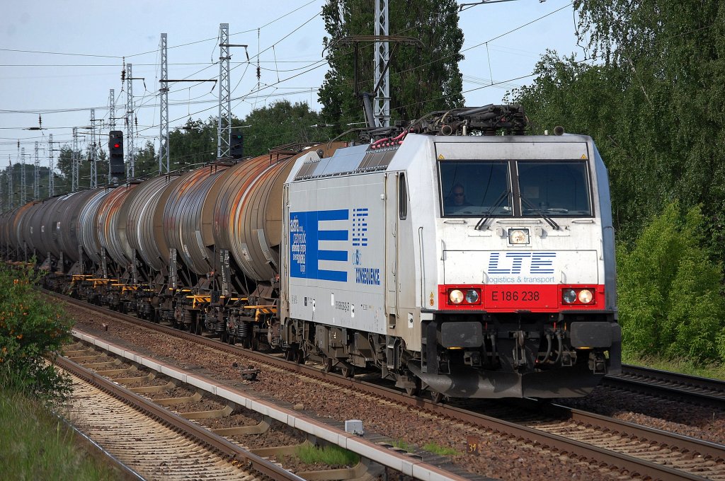 Noch mal aus der N�he die LTE Lok E 186 238 (91 80 6186 238-2 D-LTE, Bombardier Bj.2009) mit Kesselwagenzug am 04.06.13 Berlin-Karow.
