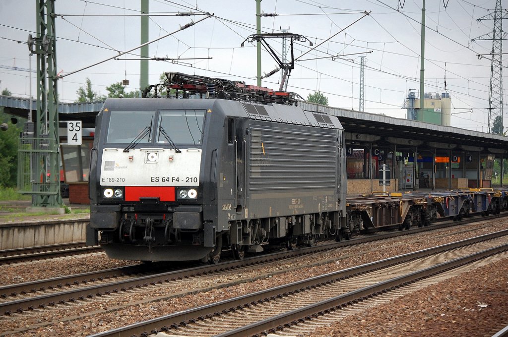 Noch mal aus der N�he MRCE Dispolok ES 64 F4-210 (91 80 6189 210-8 D-DISPO) vermietet an ERSR mit Container- und Taschenwagenzug am 21.06.12 Bhf. Flughafen Berlin-Sch�nefeld.