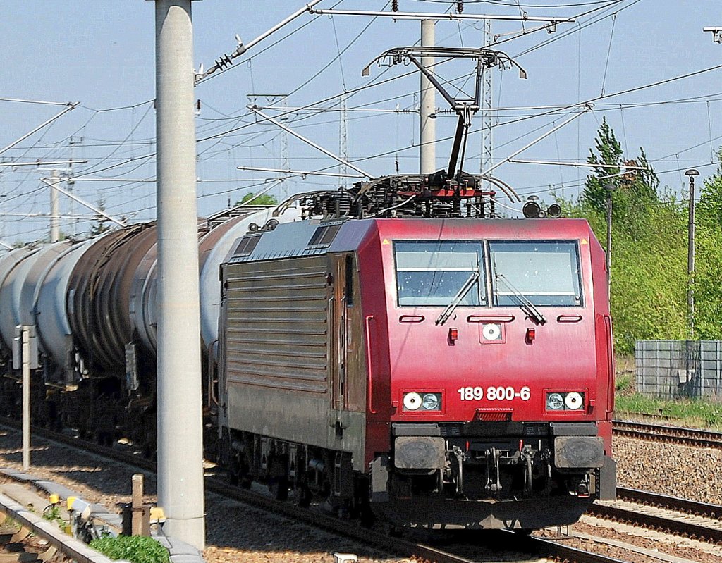 Noch mal aus der N�he MTEG Lok 189 800-6 (91 80 6189 800-6 D-MTEG) mit Kesselwagenzug am 02.05.12 Berlin-Blankenburg.