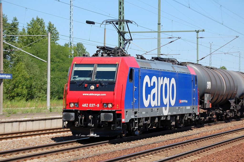 Noch mal aus der N�he SBB Cargo Leasinglok Re 482 037-9 mit Ganzzug Kesselwagen unterwegs, 28.06.11 Bhf. Flughafen Berlin-Sch�nefeld.