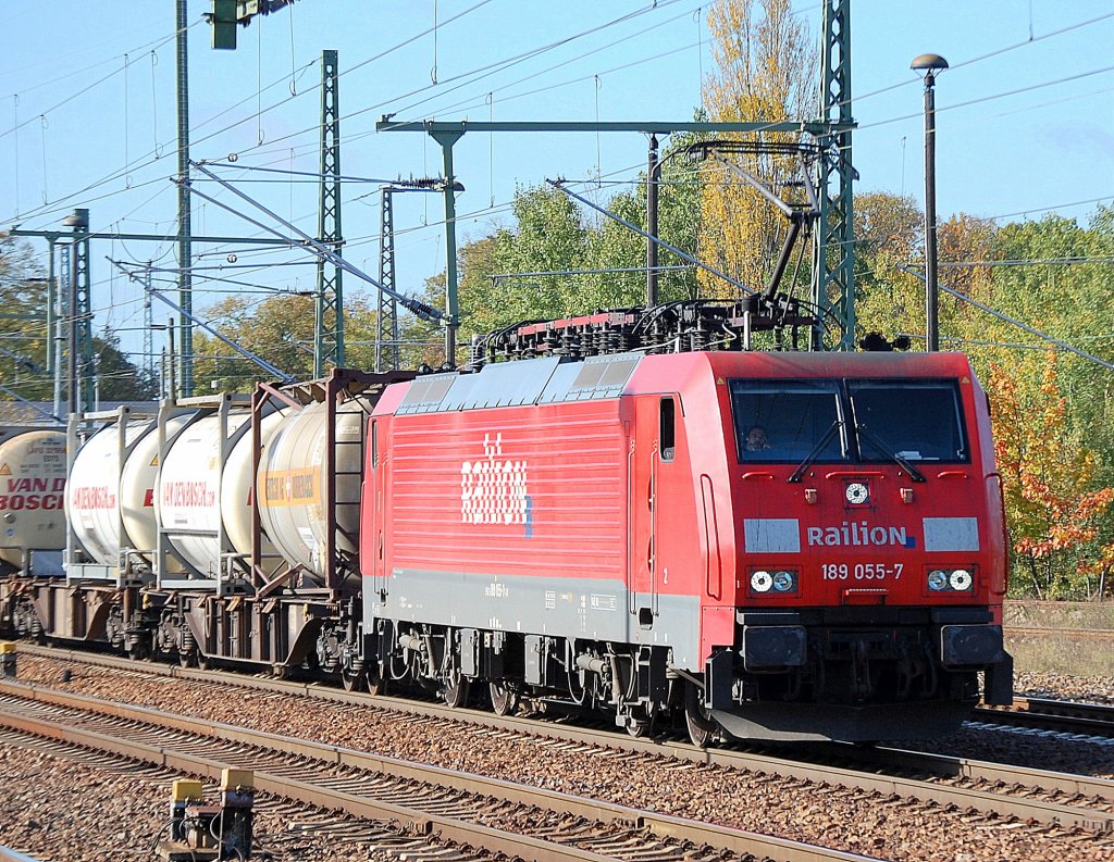 Noch mal etwas n�her 189 055-7 am 13.10.11 mit Containerzug bei der Durchfahrt im Bhf. Flughafen Berlin-Sch�nefeld.