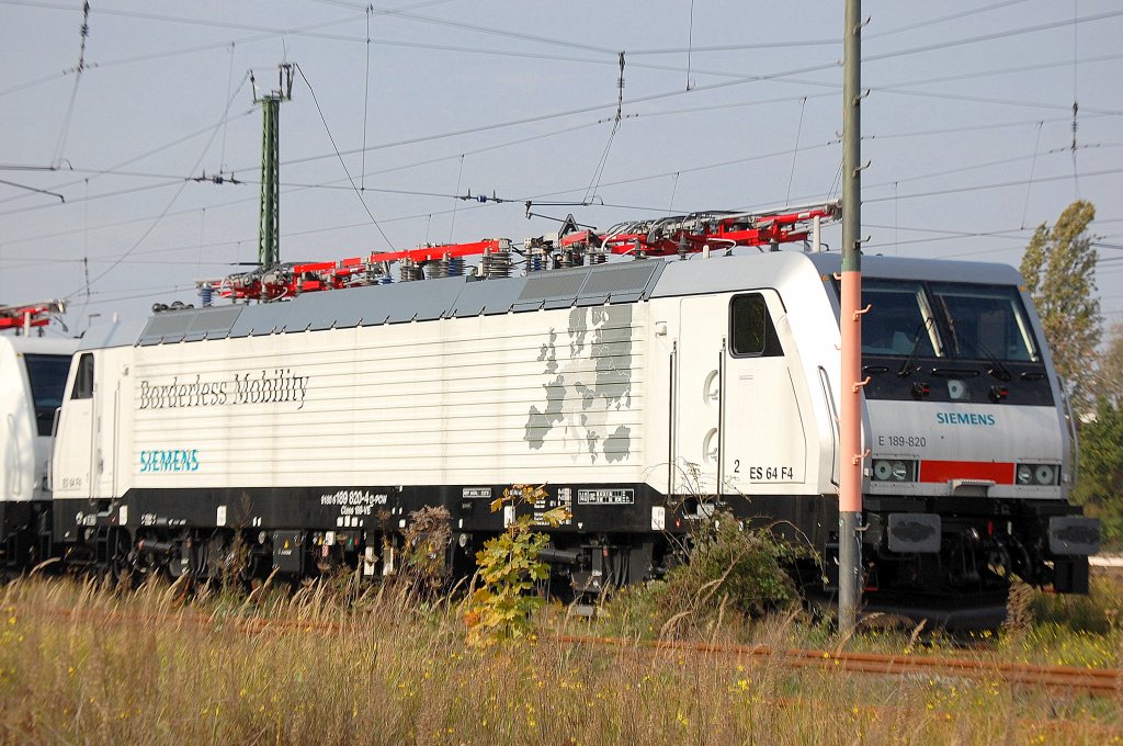 Noch mal etwas n�her herangebracht, die wei�e Siemens ES 64 F4/E 189-820 (91 80 6189 820-4 Claas 189-VE) am 18.10.11 ehemaliger G�terbahnhof Berlin-Moabit. 