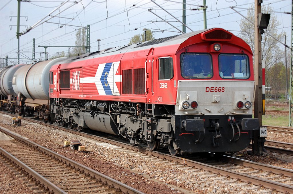Noch mal ganz nah, DE 668  Klaus Meschede  (92 80 1266 068-6 D-HGK) mit einem Kesselwagen am 25.04.12 Bhf. Flughafen Berlin-Sch�nefeld.