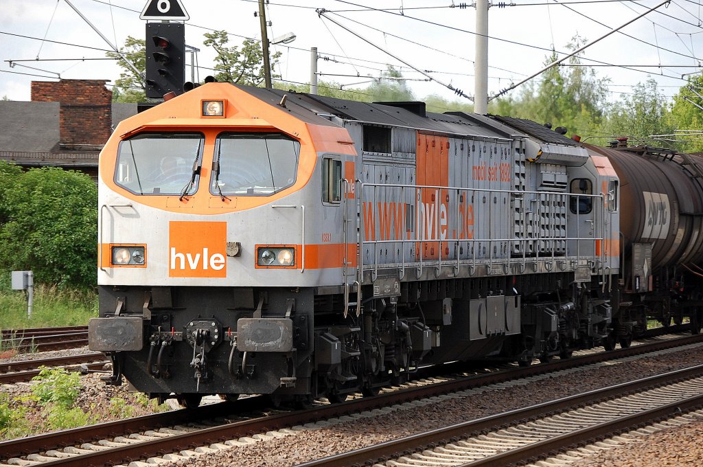 Noch mal ganz nah, hvle Tiger V330.1 (92 80 1250 002- D-HVLE) am 30.05.12 mit Kesselwagenzug Berlin-Blankenburg.