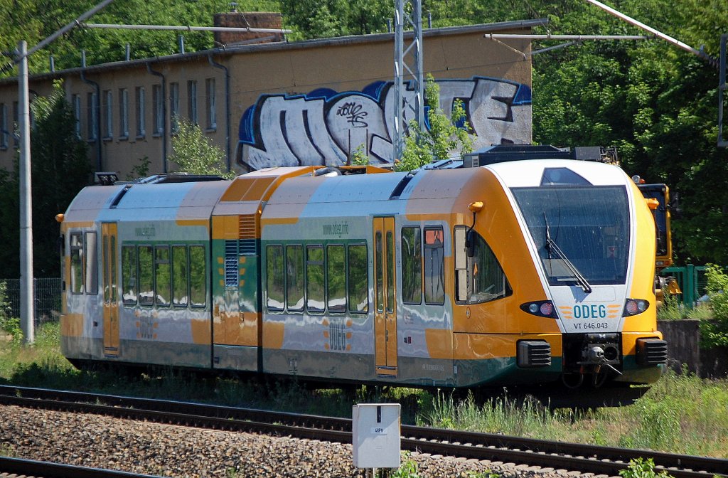 Noch mal von hinten, der neue STADLER GTW 2/6 wohl auf dem Weg zum Stadler Werk Berlin-Pankow, VT 646.043 (95 80 0646 043-9 D-ODEG) am 24.05.12 Berlin-Blankenburg.