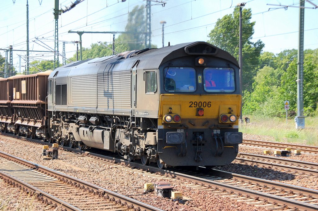 Noch mal eine Nahaufnahme der HHPI 29006 (92 80 1266 028-0 D-BRLL) mit Schotterzug am 30.05.11 Bhf. Flughafen Berlin-Sch�nefeld.
