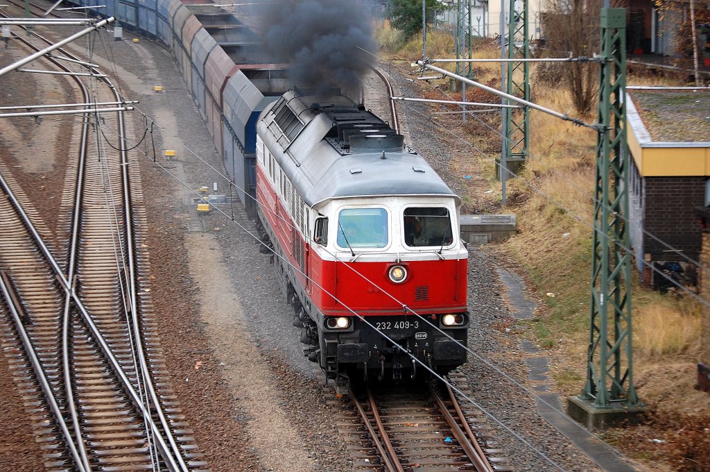 Noch mal von Nahem, East-West Railways Lok 232 409-3 mit Kohlezug am 27.11.12 Berlin Beusselbr�cke.