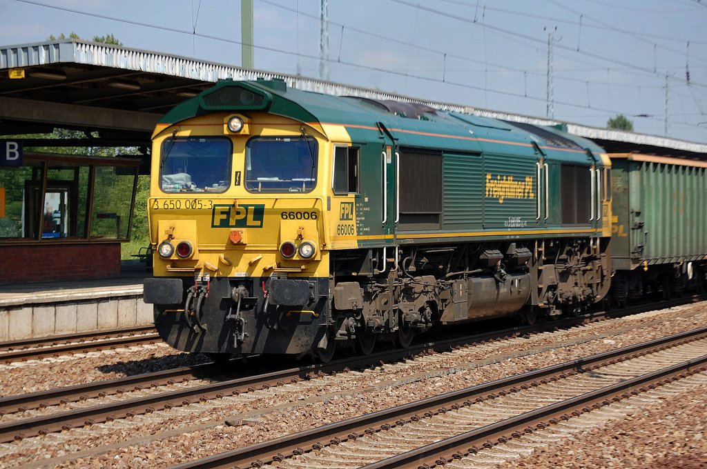 Noch mal von Nahem FPL 60006 (92 51 3650 005-3 PL-FPL) mit Ganzzug offener G�terwagen am 27.07.12 Bhf. Flughafen Berlin-Sch�nfeld.