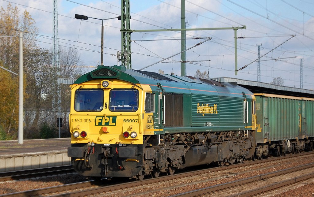 Noch mal von Nahem FPL 66007 (92 51 3650 006-1 PL-FPL) am 06.11.12 Bhf. Flughafen Berlin-Sch�nefeld.