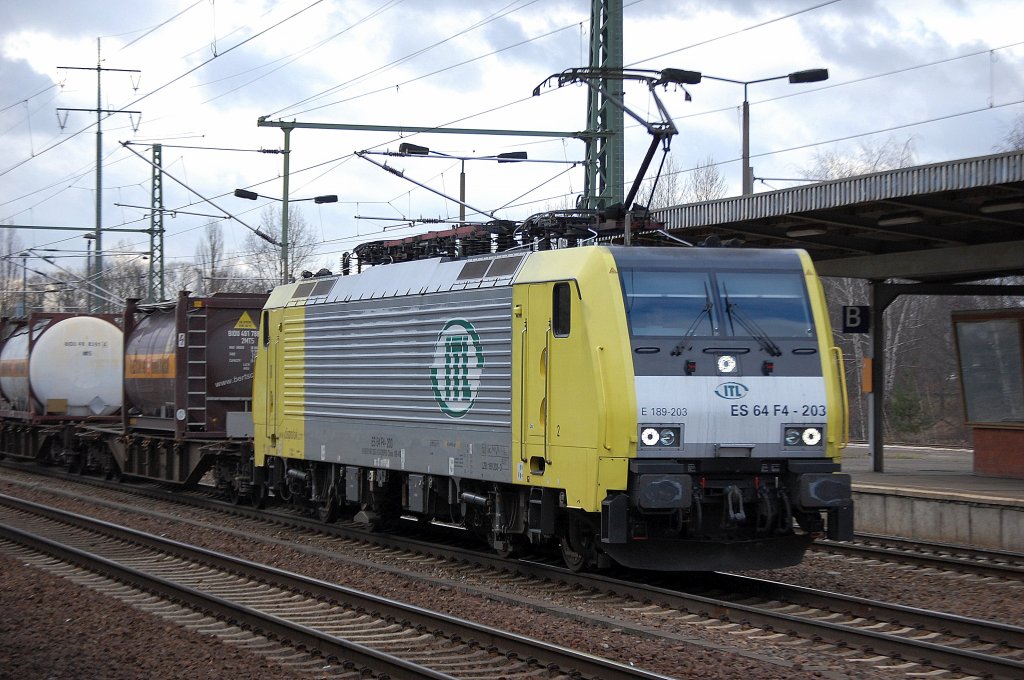Noch mal von Nahem die MRCE Dispolok der ITL ES 64 F4-203 (91 80 6189 203-3 D-DISPO, Siemens Bj.2004) mit Containerzug am 04.01.11 Bhf. Flughafen Berlin-Sch�nefeld.