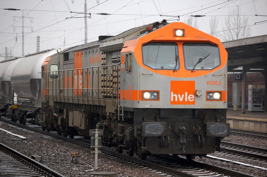 Noch mal von Nahem Orange Tiger hvle V330.3 am 16.01.12 Bhf. Flughafen Berlin-Sch�nefeld.