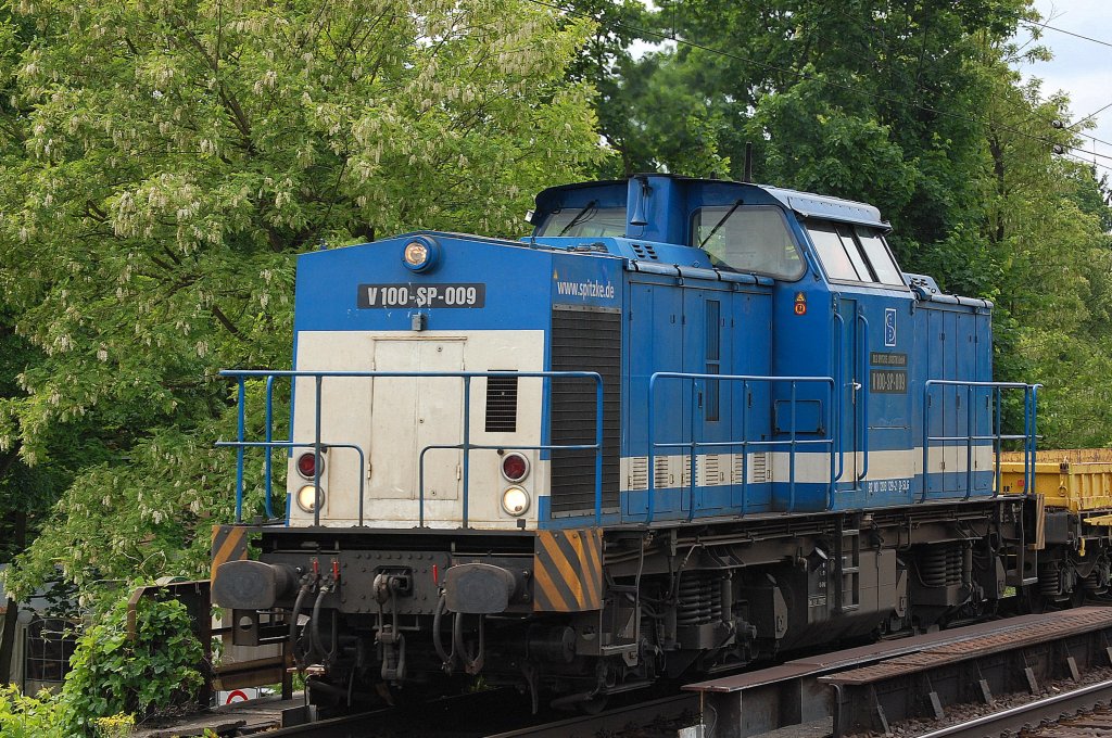 Noch mal von Nahem, SLG Lok V 100-SP-009 (203 129-2) mit Baustellenzug am 30.05.13 Berlin-Karow.