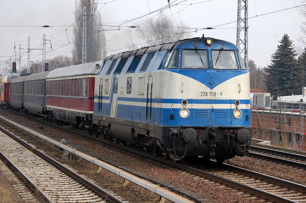 Noch mal von Nahem, der ungew�hnliche �berf�hrungszug am 07.03.13 mit der Rennbahnsteig-Lok 228 758-9 und den drei DB-Nostalgiewagen und dem fabrikneuen ODEG-KISS von Stadler hinten dran, Berlin-Karow.