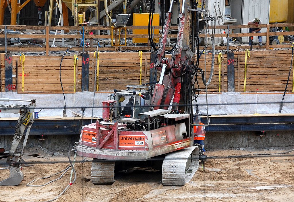 Noch mal das Raupenuntergestell des Drehbohrsystems der Fa. GSB universale SPEZIALTIEFBAU, 29.06.12 Berlin Alexanderplatz.