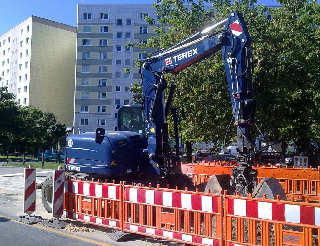 Noch mal von vorne, TEREX TW110 Mobilbagger am 14.08.12 Berlin-Hohensch�nhausen. 