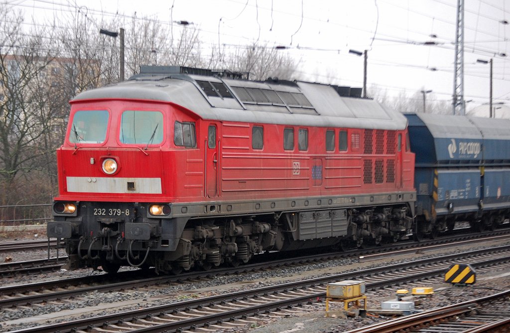 Noch eine Nahaufnahme der 232 379-8 mit Leerzug polnischer Selbstentladewagen, 03.02.11 Berlin Greifswalder Str. 
