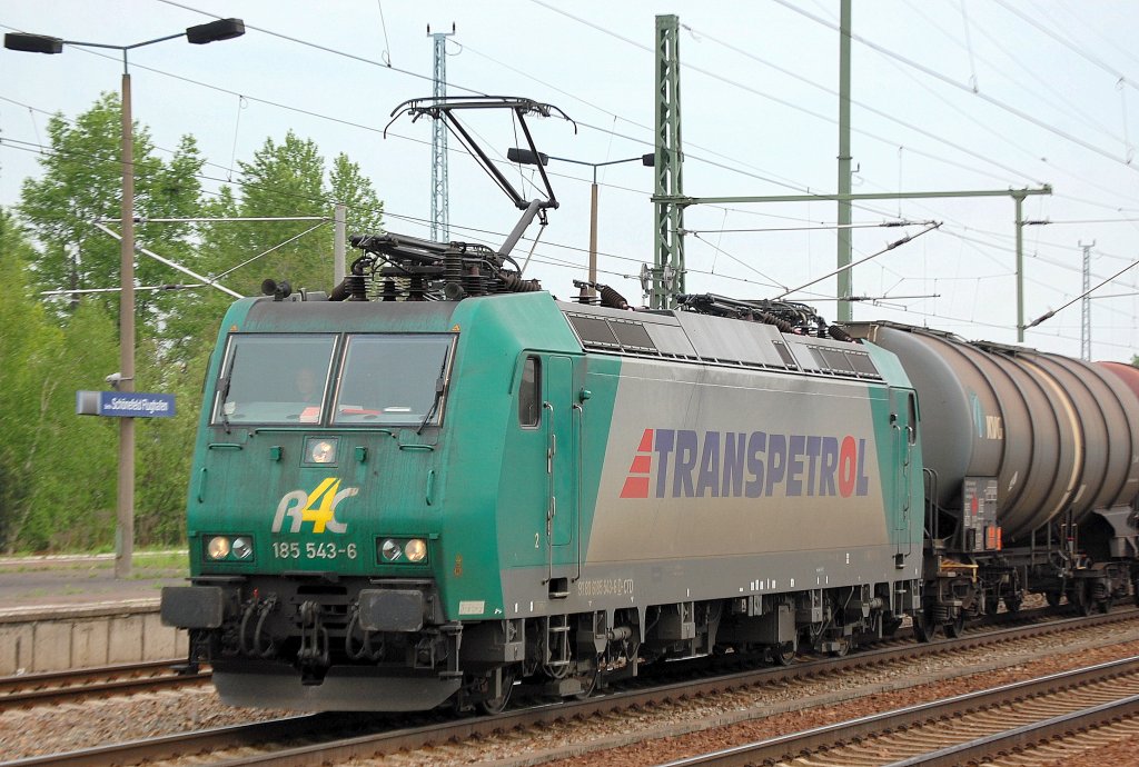 Noch eine Nahaufnahme der CapTrain Lok 185 543-6 (91 80 6185 543-6 D-CTD) mit dem TRANSPETROL-Logo am 27.04.11 mit Kesselwagenzug im Bhf. Flughafen Berlin-Sch�nefeld. 