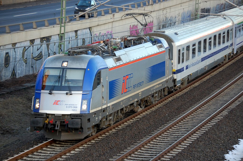 Noch eine Nahaufnahme der PKP Intercity Lok 5 370 008 1251 (9151 570 008-2 PL-PKPIC) am 10.01.11 Berliner Innenring H�he Knobelsdorffbr�cke. 