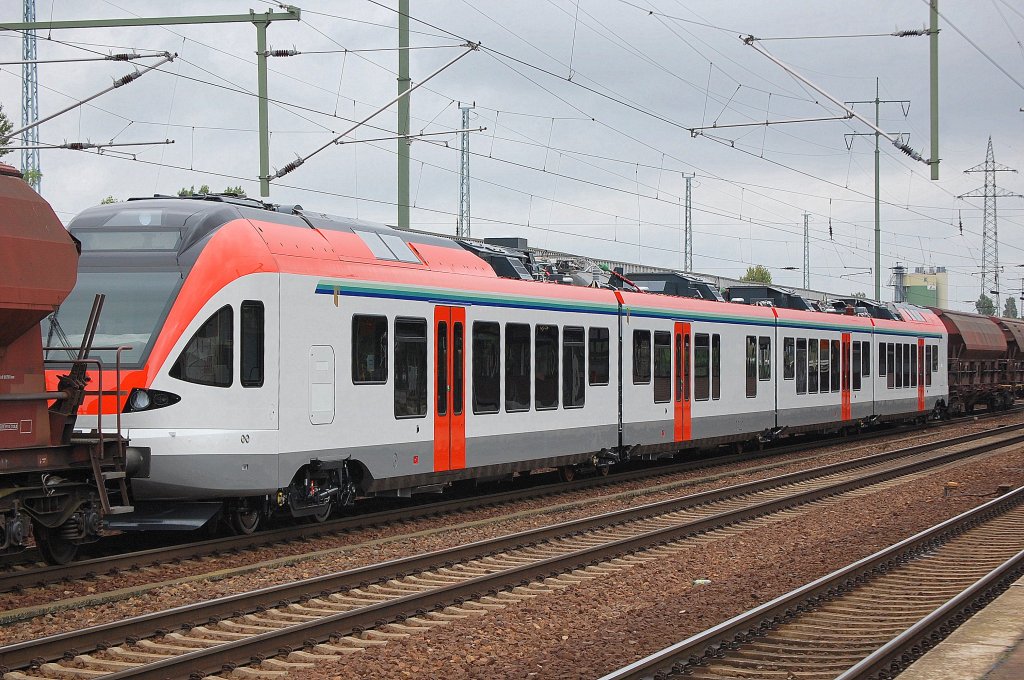 Noch ohne Beschriftung und Nr. aber an den Farben erkennbar, ein fabrikfrischer FLIRT 4-teilg der Stadler Werke Berlin-Pankow f�r die VIAS GmbH f�pr den geplanten Einsatz ab Herbst 2010 f�r die Strecke am rechten Rheinufer zwischen Koblenz Hbf. und Wiesbaden Hbf. �berf�hrungsfahrt gezopgen von  der Lok EIB 20 am 18.08.10 Bhf. Flughafen Berlin-Sch�nefeld. 