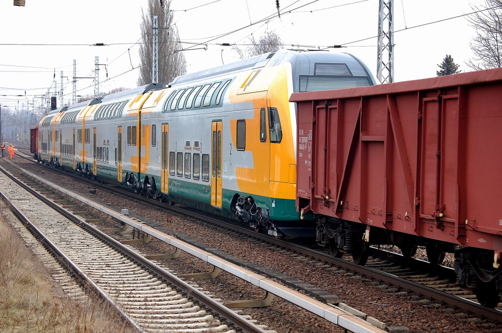 Noch sind bei weitem nicht alle bestellten ODEG-KISS Triebz�ge vom Stadler Werk in Berlin-Pankow ausgeliefert, am 07.03.13 wurde mal wieder einer �berf�hrt (leider unnummeriert) gezogen von der Rennbahnsteig-Lok 228 758-9.