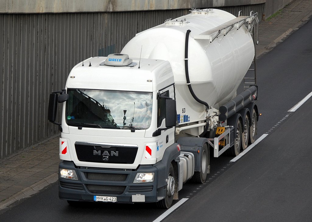 Noch wie neu, eine TGS MAN Zugmaschine mit Eutersiloauflieger, 21.09.10 Berliner Stadtautobahn H�he Knobelsdorffstr.