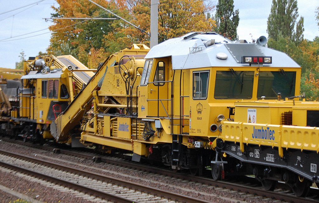 Nochmal von der anderen Seite, die Bettungsreinigungsmaschine P&T RM 80/92 der Fa. JumboTec am 08.10.12 Berlin-Pankow.