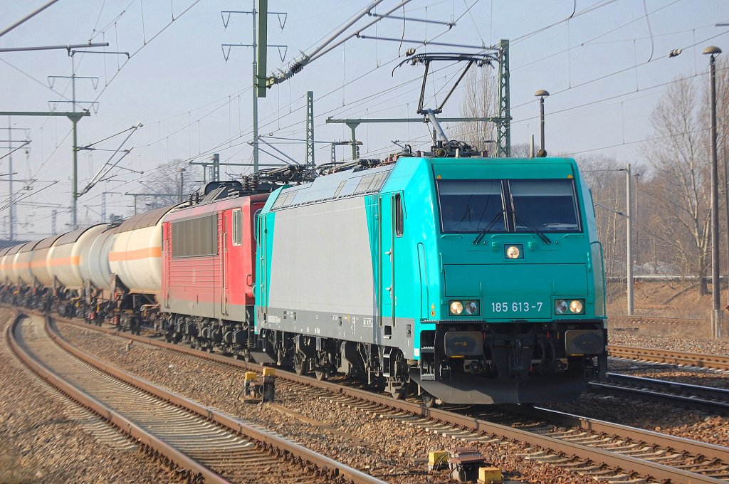 Nochmal aus n�herer Perspektive, 185 613-7 (91 80 6185 613-7 D-RBSAF) mit der 155 020-1 am Haken + Gasdruckkesselwagenzug, 28.02.11 Bhf. Flughafen Berlin-Sch�nefeld.