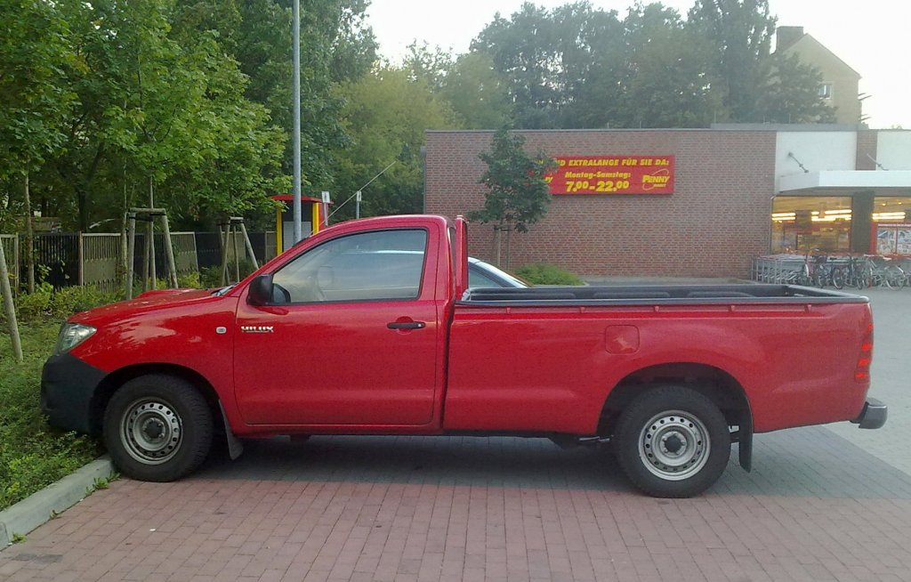 Nochmal in der Seitenansicht, TOYOTA HILUX in rot, August 2011 Berlin-Pankow.