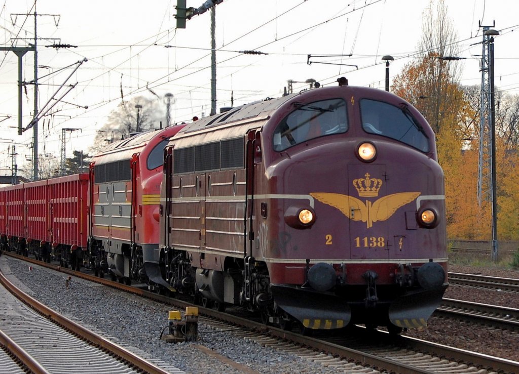 Nohab Doppeltraktion mit V170 1138 (Nohab, Bj. 1957) in roter DSB Lackierung + V170 1125 (92 80 1227 001-5 D-EIVEL, Nohab Bj.1957) in der Santa Fe Lackierung mit Ganzzug Offener G�terwagen, 28.10.08 Durchfahrt im Bhf. Flughafen Berlin-Sch�nefeld. 