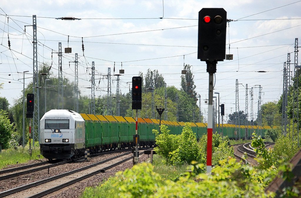 NRS 223 143 mit Leerzug Holzrungenwagen kommt aus Richtung Oranienburg �bers Karower Kreuz Berlin Richtung Bernau hinauf, 23.05.13 Berlin-Karow. 