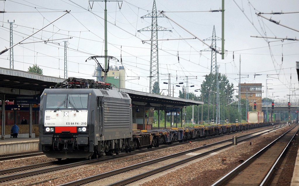 Nun also an ERSR vermietet, MRCE Dispolok ES 64 F4-210 (91 80 6189 210-8 D-DISPO) mit fast leerem Container- und Taschenwagenzug am 21.06.12 Bhf. Flughafen Berlin-Sch�nefeld.