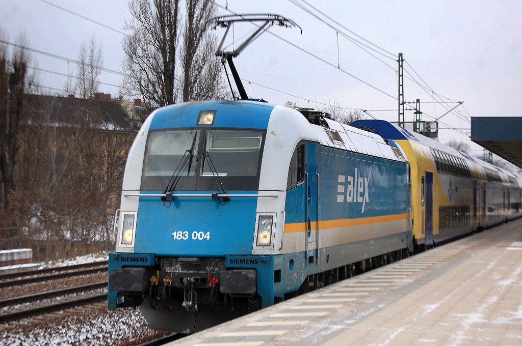 Nun also auch eine alex 183�r angemietet von der ODEG im Regionalverkehreinsatz als RE4 Richtung Ludwigsfelde, hier die 183 004 (91 80 6183 004-1 D-VBG) vor einer metronom Doppelstockwagengarnitur u. hintendran MWB 182 912-6 am 13.01.13 Bhf. Berlin-Jungfernheide. 